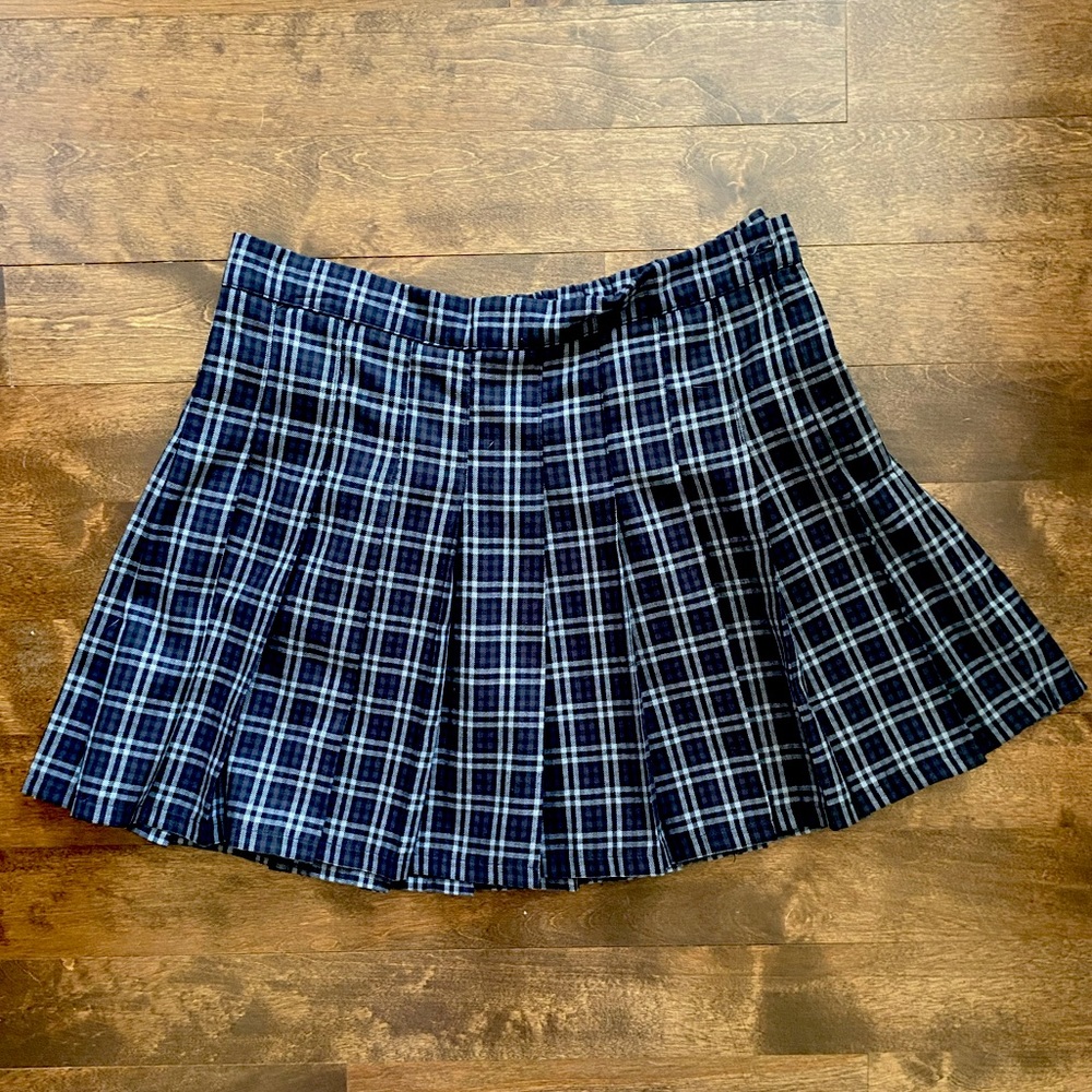 Black and grey pleated aerie skirt size LARGE!